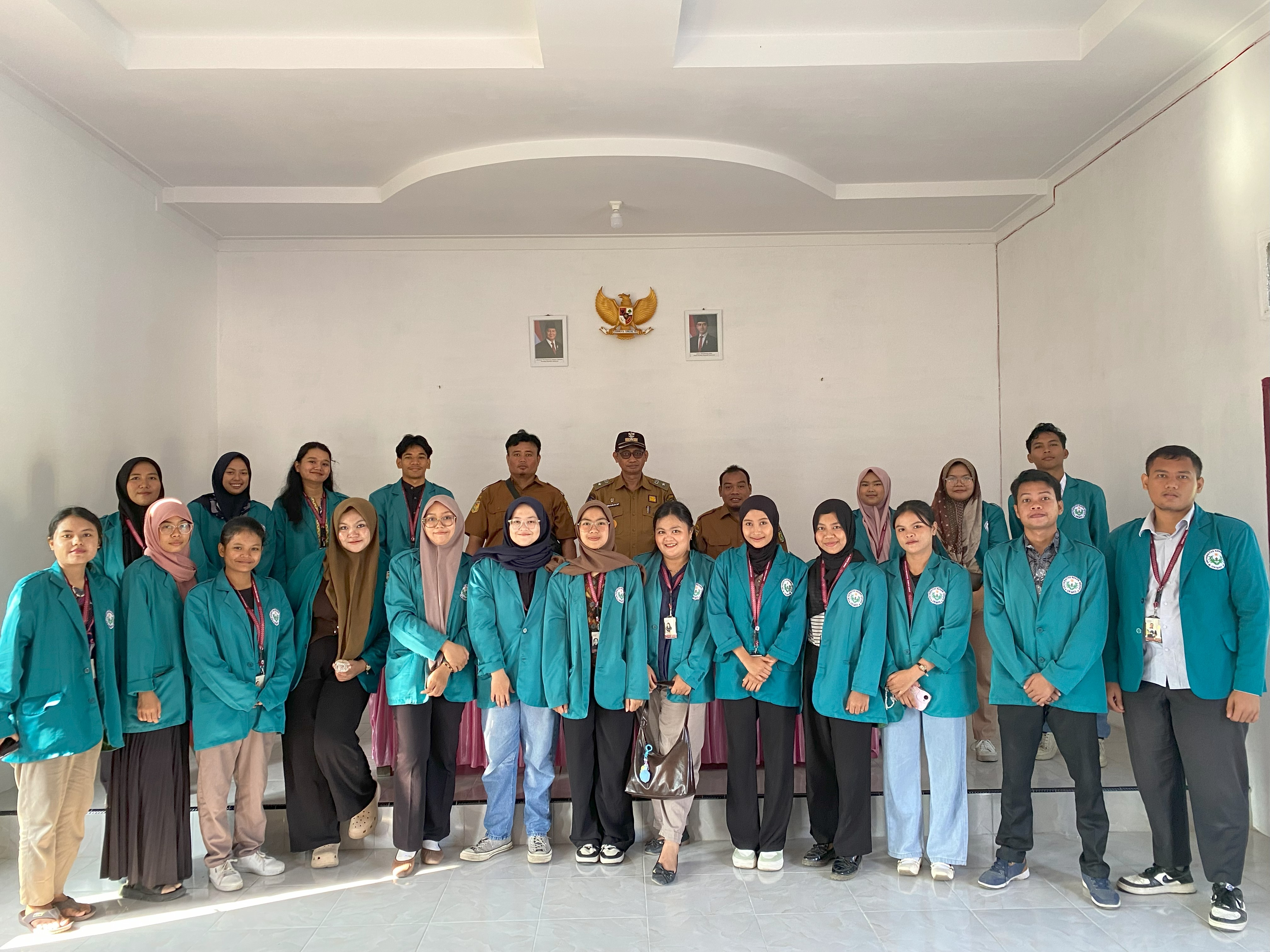 Foto Bersama Mahasiswa KKN UNIMED 2025 bersama Kepala Desa dan Kepala Dusun